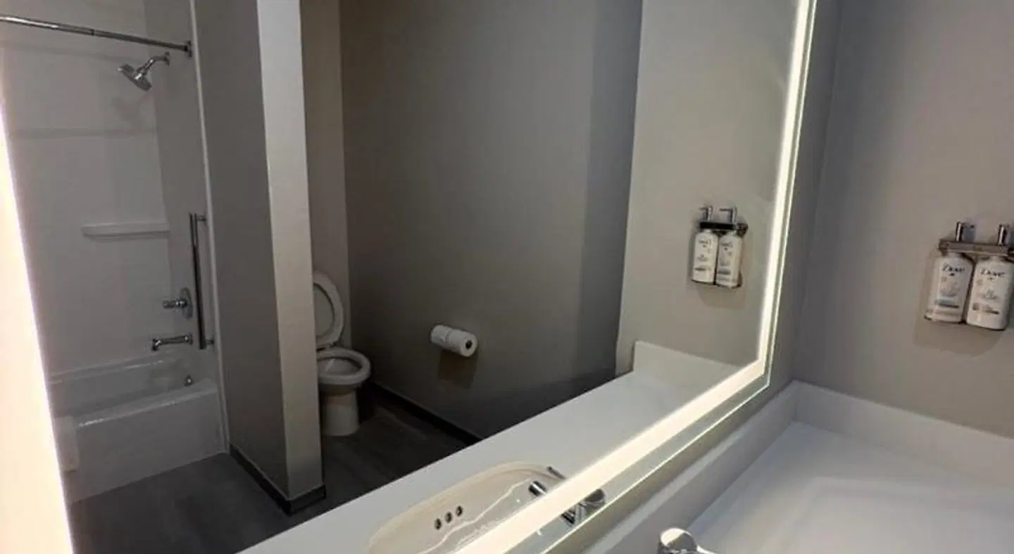 Holiday Inn Express & Suites Lafayette by IHG Badezimmer