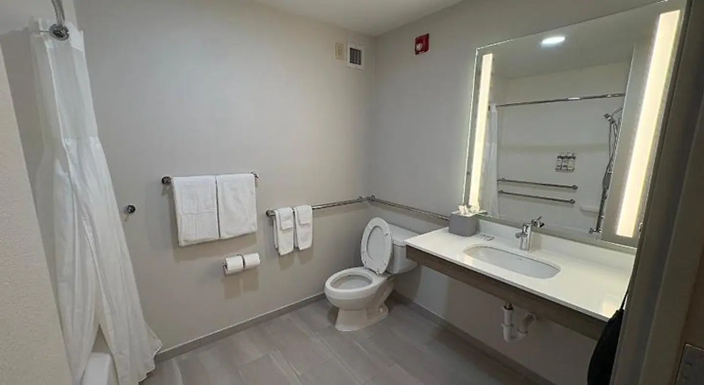Holiday Inn Express & Suites Lafayette by IHG Badezimmer