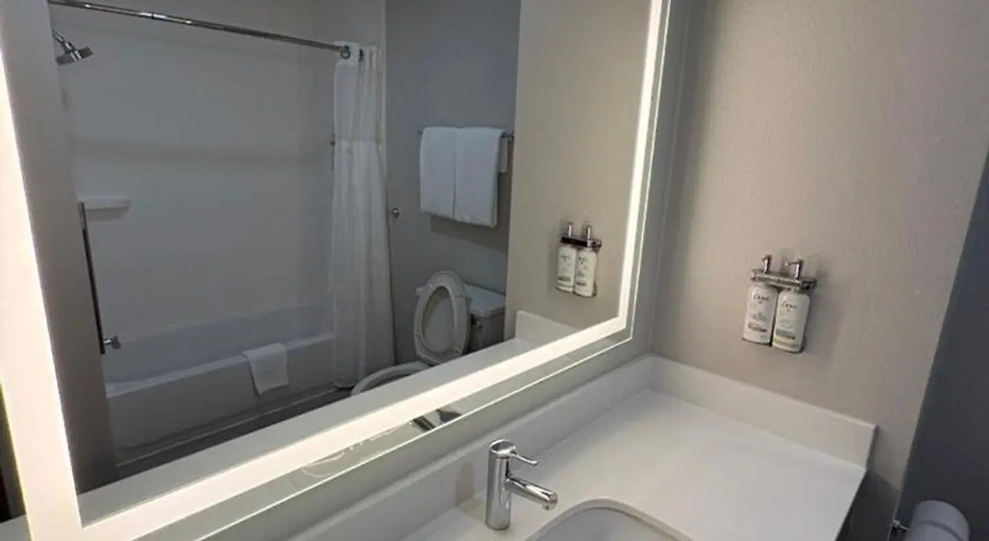 Holiday Inn Express & Suites Lafayette by IHG Badezimmer