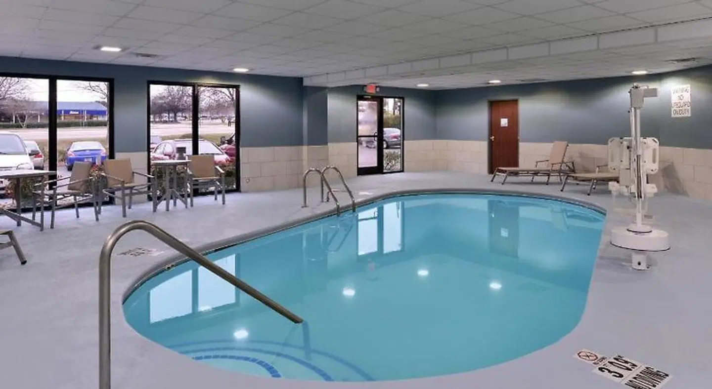 Holiday Inn Express & Suites Raleigh NE - Medical Ctr Area by IHG Hallenbad
