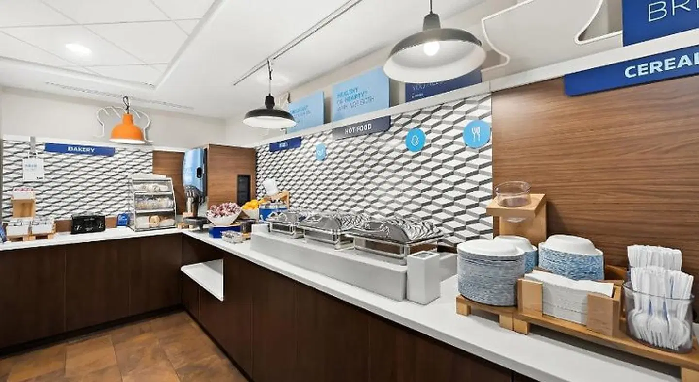 Holiday Inn Express & Suites Raleigh NE - Medical Ctr Area by IHG ROOM_EXAMPLE