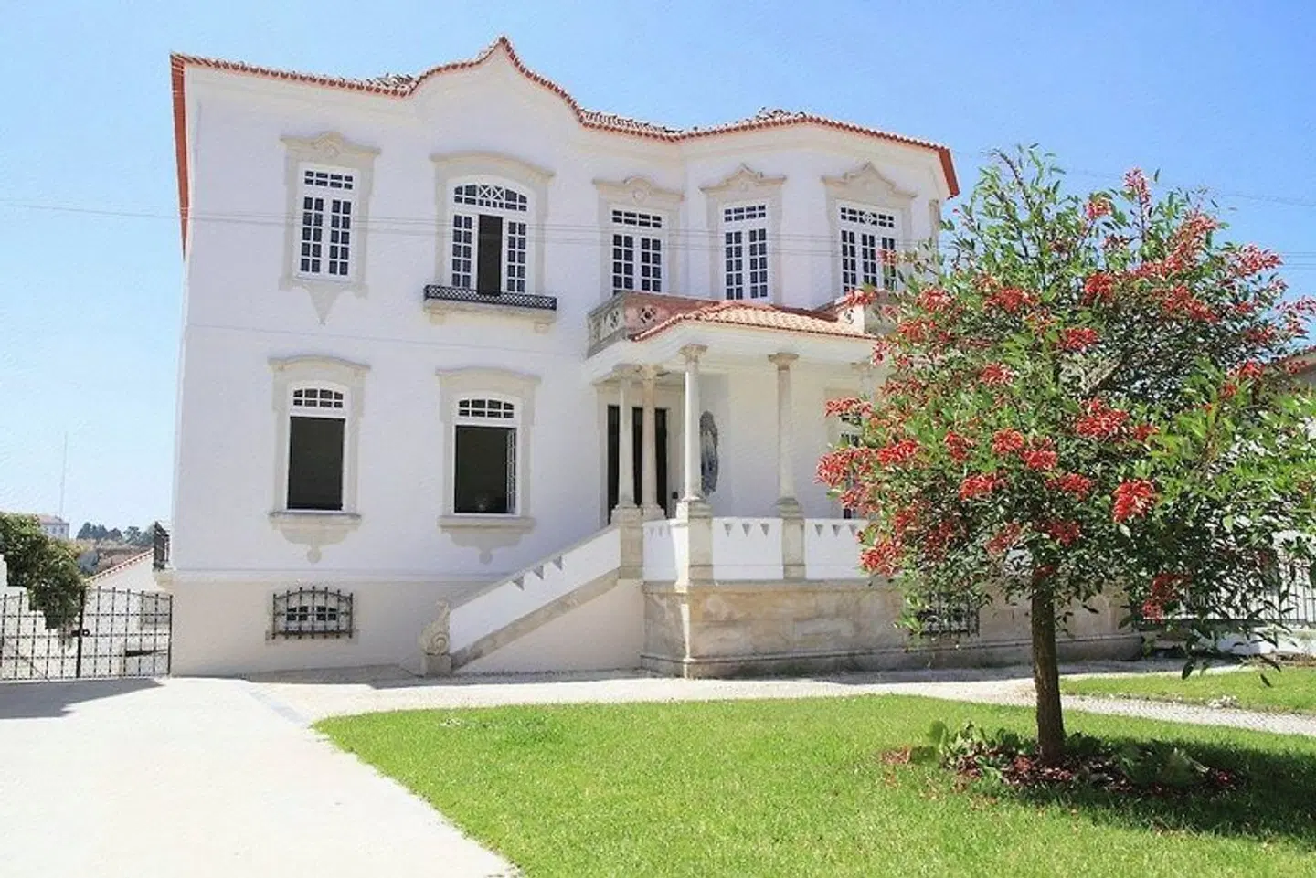 The Luggage Hostel & Suites EXTERIOR