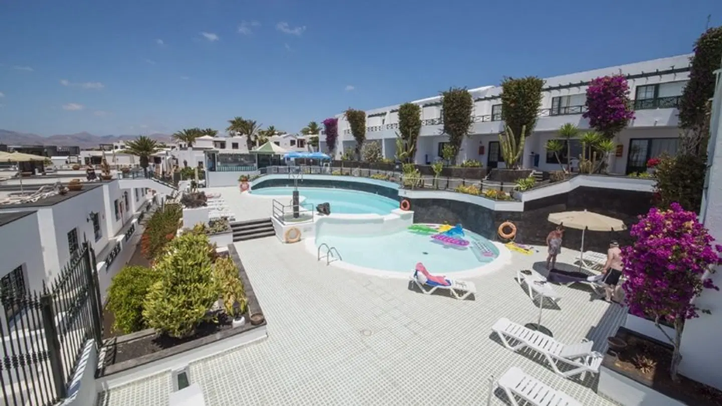 Apartamentos Moraña OUTDOOR_POOL