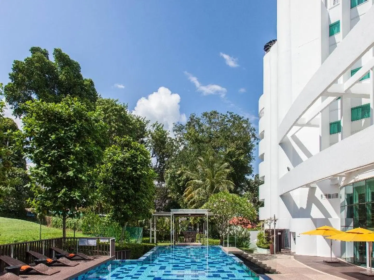 Village Hotel Changi by Far East Hospitality OUTDOOR_POOL