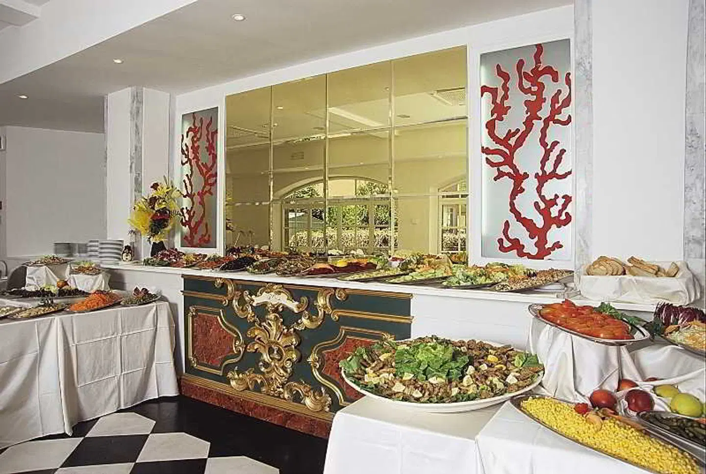 M Glamour Hotel Restaurant