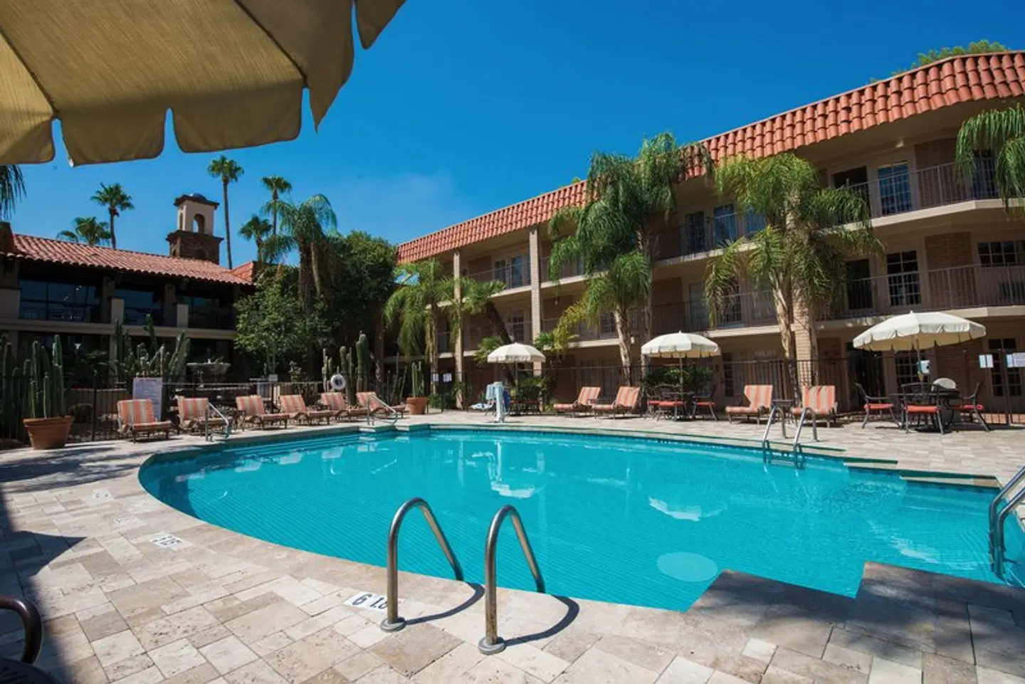 DoubleTree Suites by Hilton Hotel Tucson - Williams Center OUTDOOR_POOL