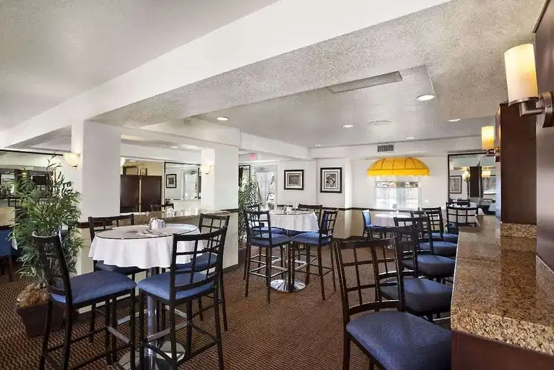 Ramada by Wyndham Costa Mesa/Newport Beach – Hotelfoto