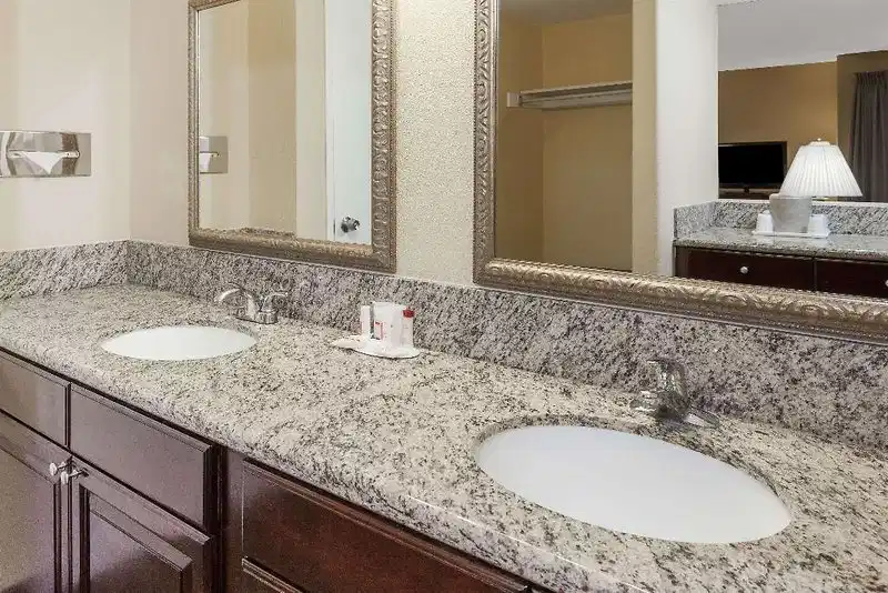 Ramada Plaza by Wyndham Garden Grove/Anaheim South – Hotelfoto