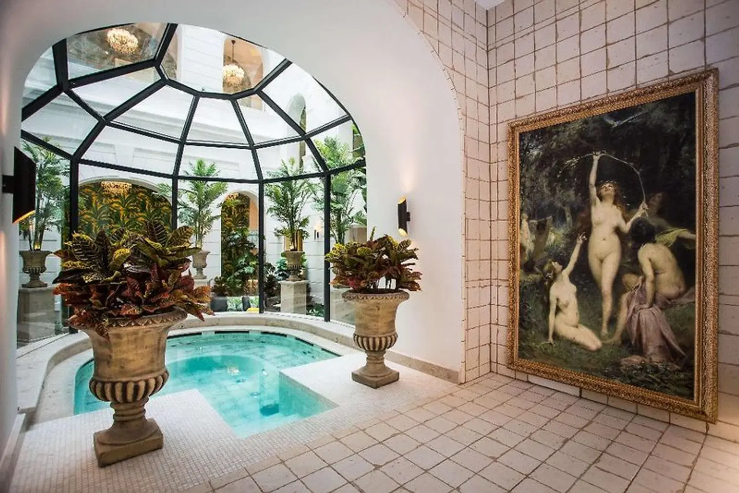 Mystery Hotel Budapest Hallenbad