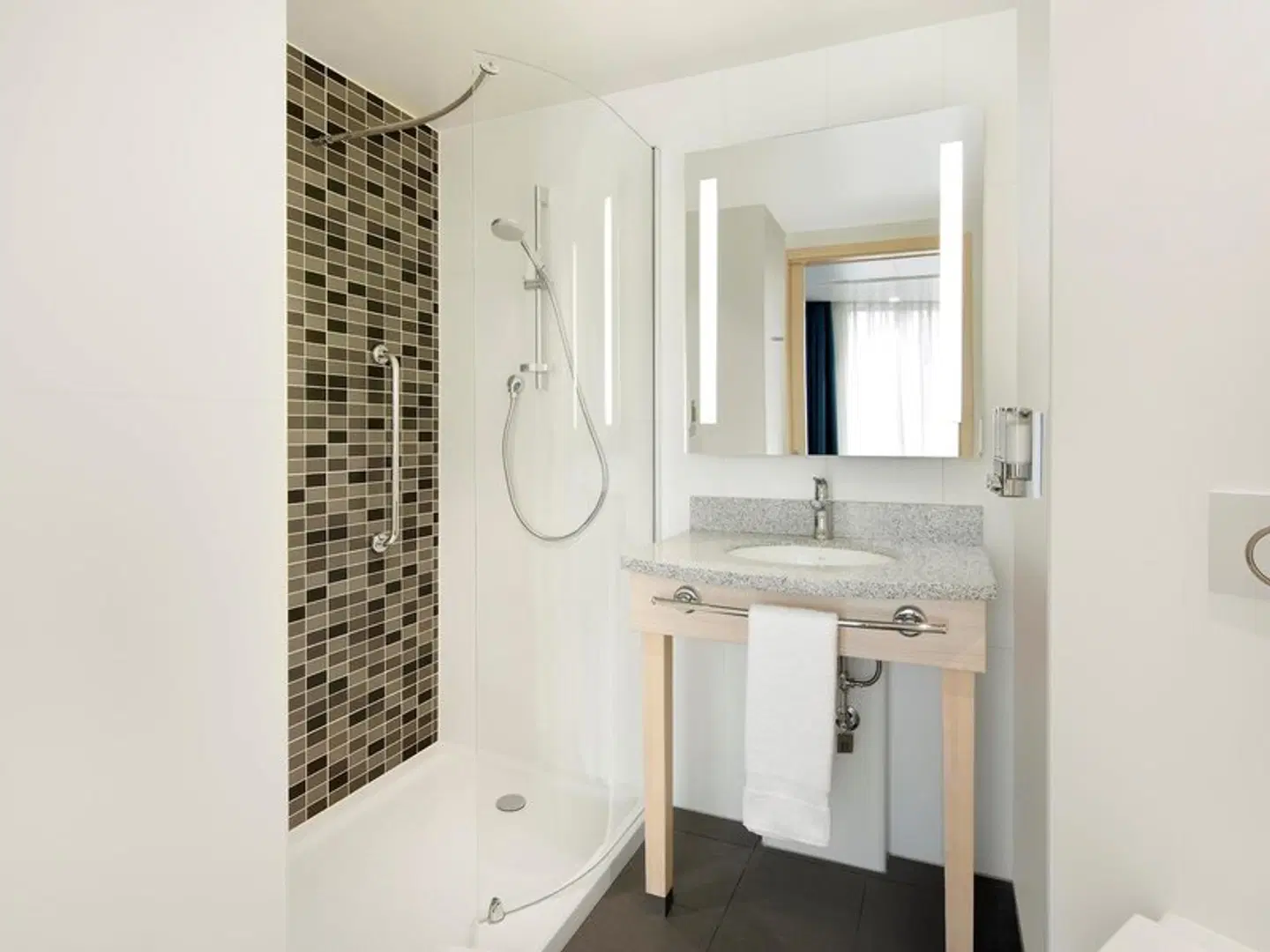 Hampton by Hilton London Docklands Badezimmer