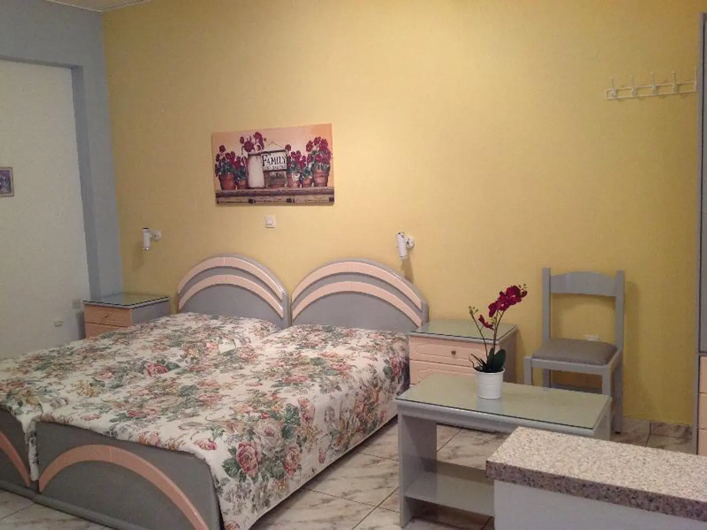 Travlos Studios ROOM_EXAMPLE