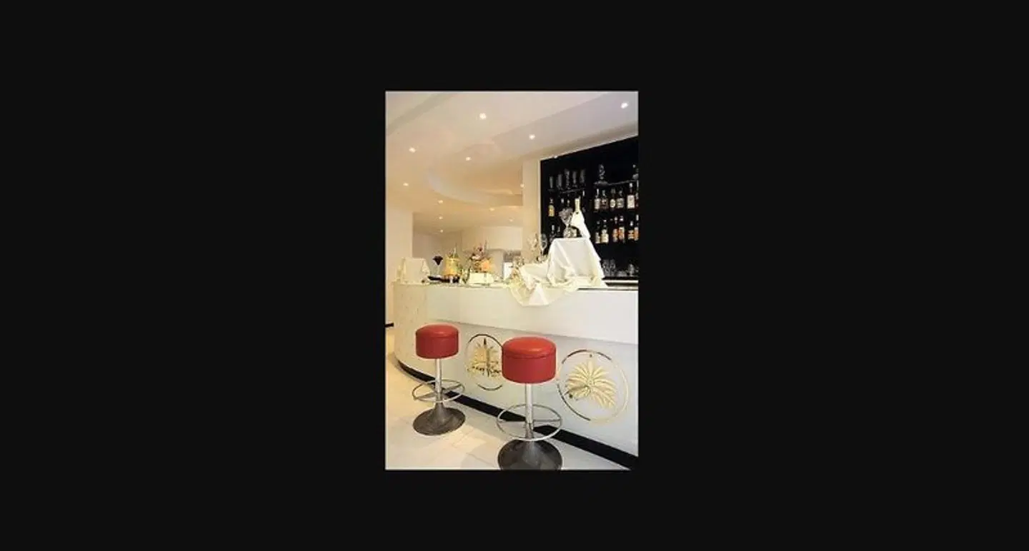 M Glamour Hotel Restaurant