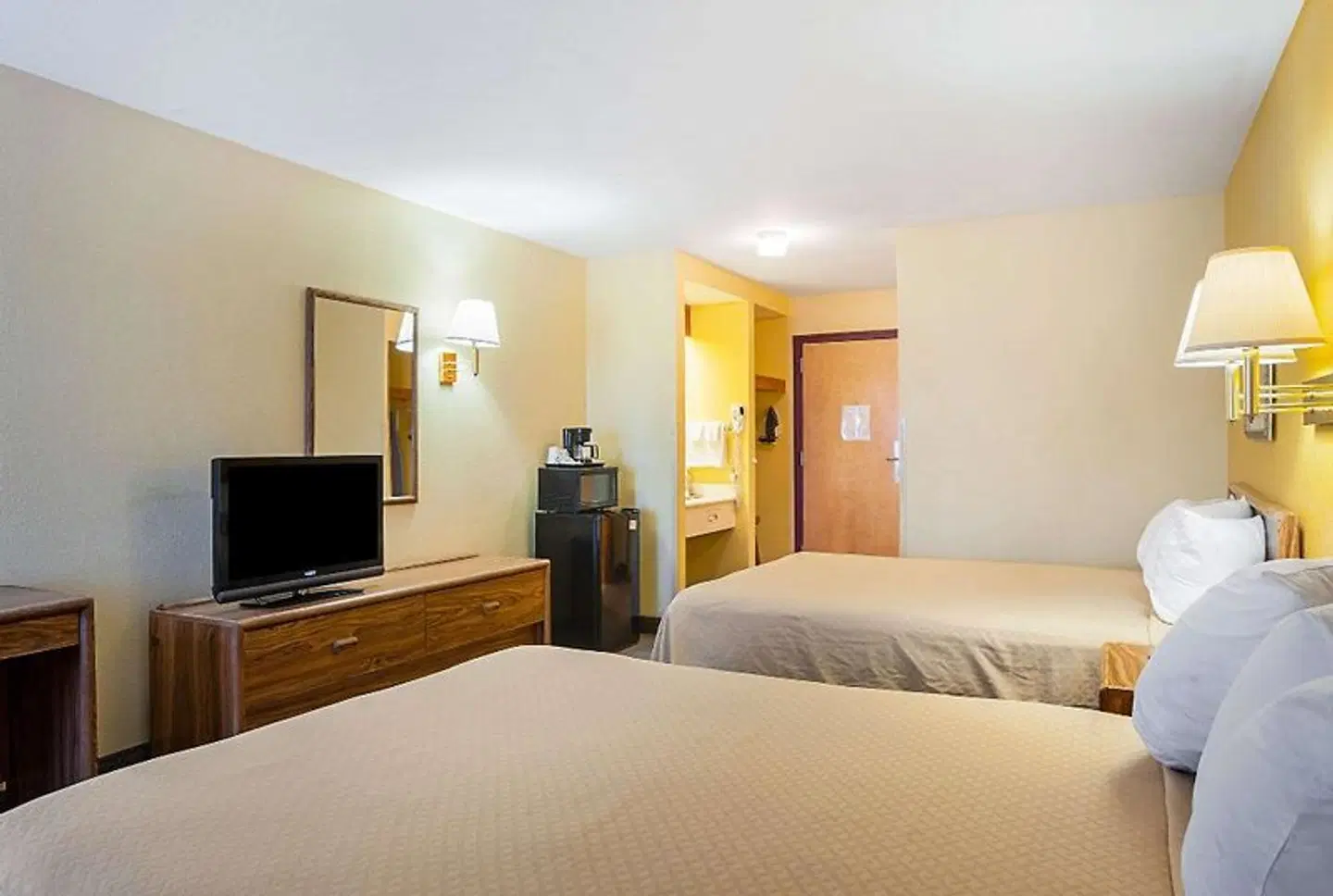 Rodeway Inn & Suites ROOM_EXAMPLE