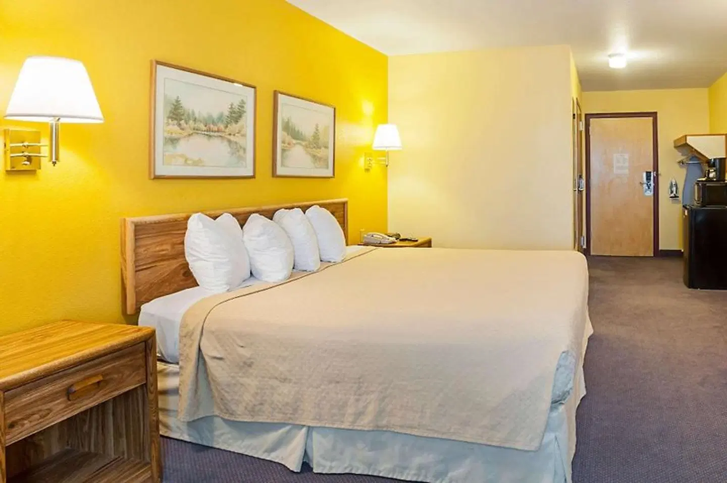 Rodeway Inn & Suites ROOM_EXAMPLE