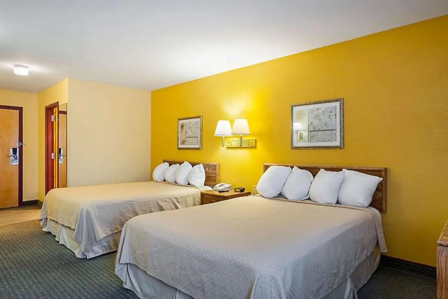 Rodeway Inn & Suites ROOM_EXAMPLE