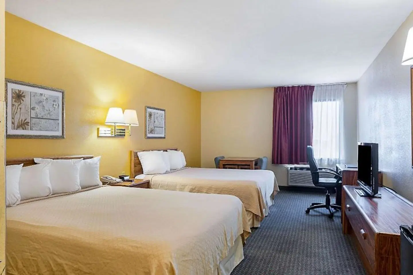 Rodeway Inn & Suites ROOM_EXAMPLE