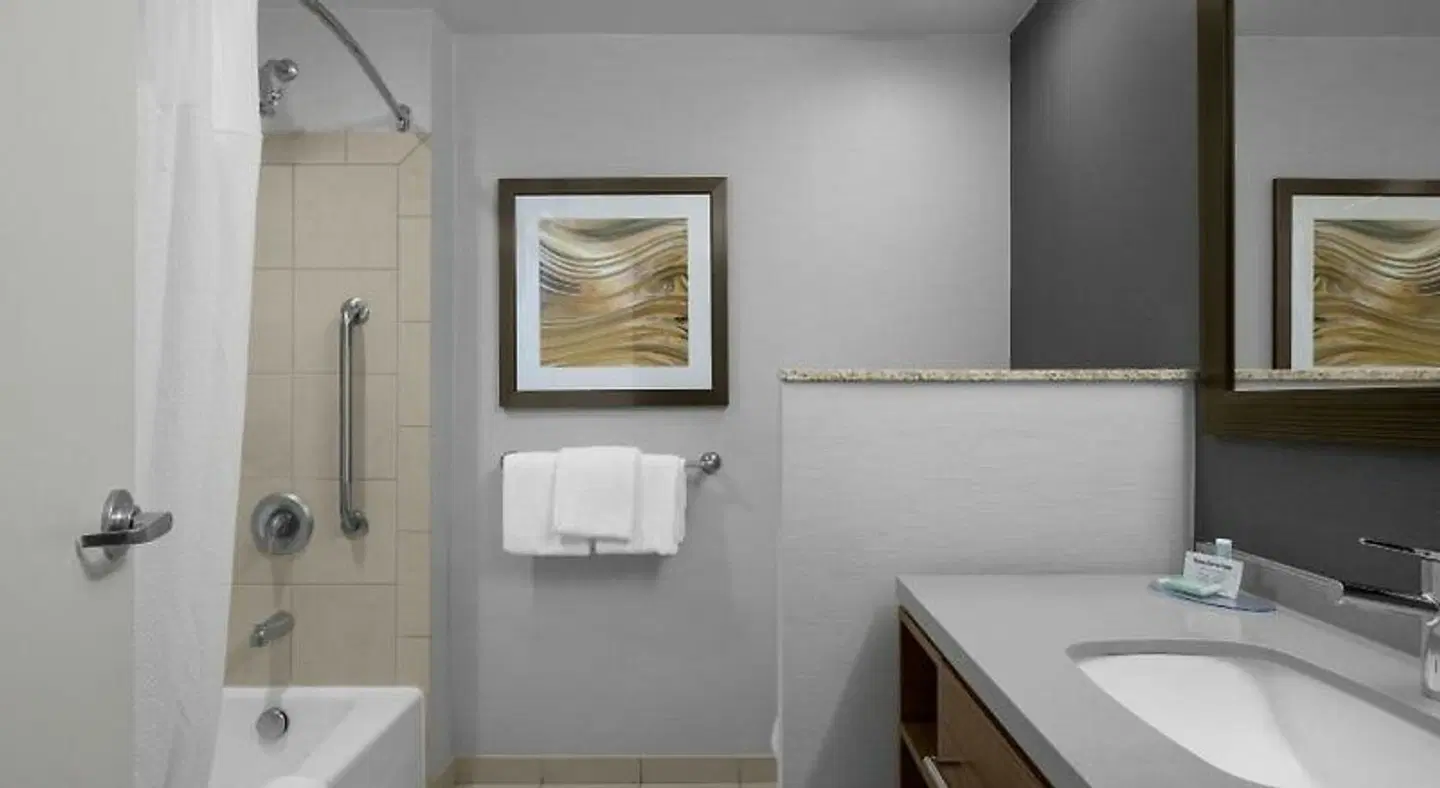 Courtyard by Marriott Charlotte Airport North Badezimmer