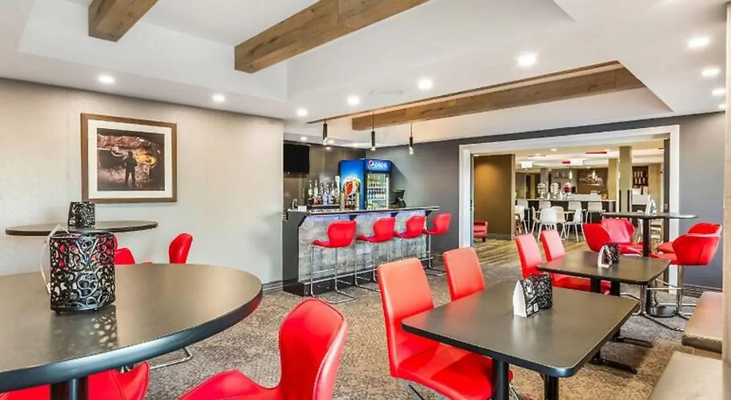 Microtel Inn & Suites by Wyndham Timmins Bar