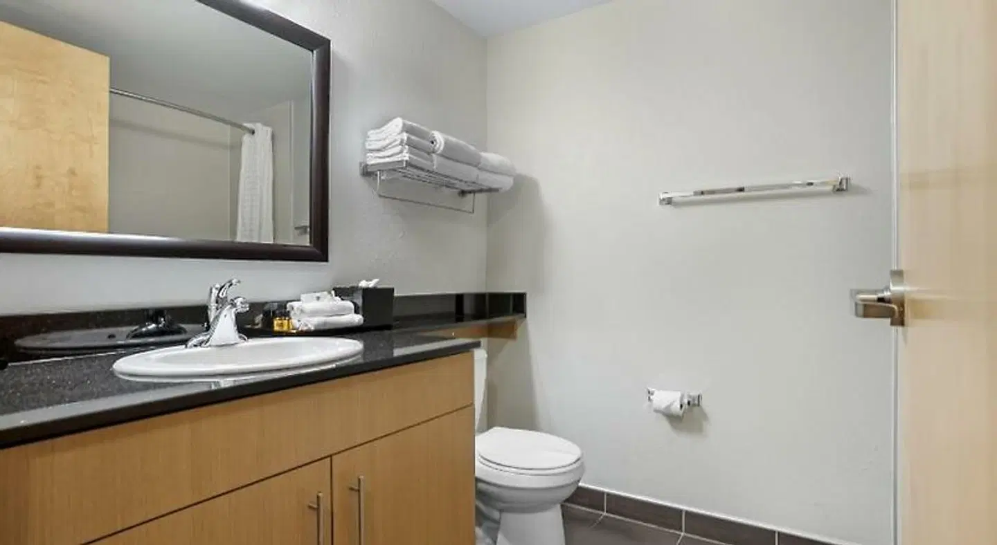 Best Western Plus Airport Inn & Suites Badezimmer