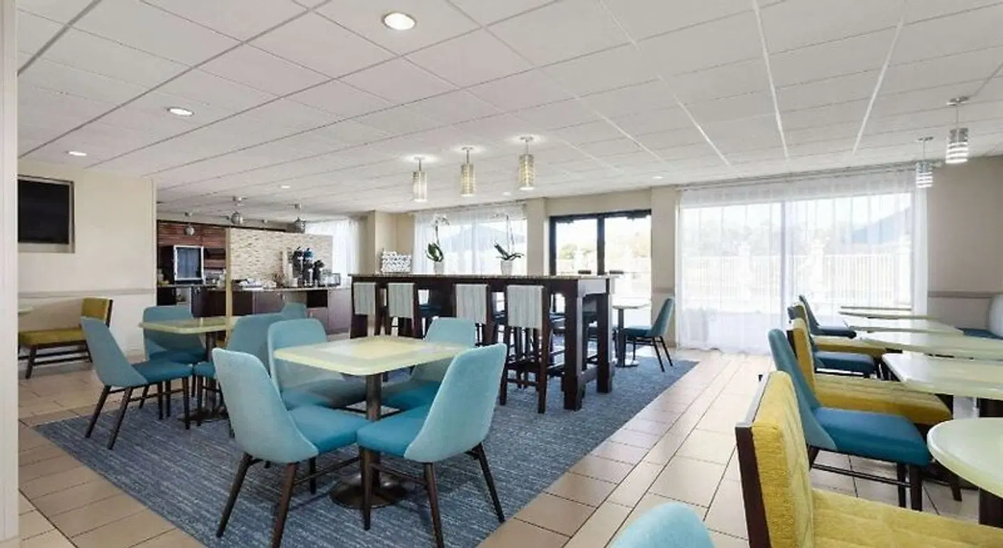 La Quinta Inn & Suites by Wyndham Bonita Springs Naples N. Bar