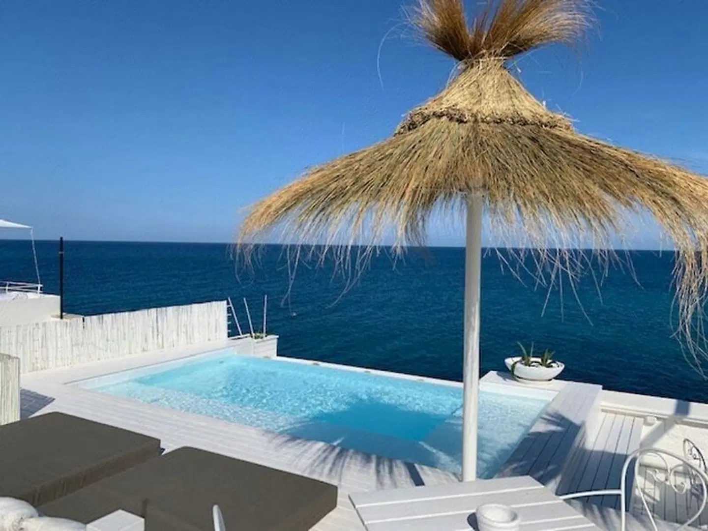 Bellavista Suites OUTDOOR_POOL