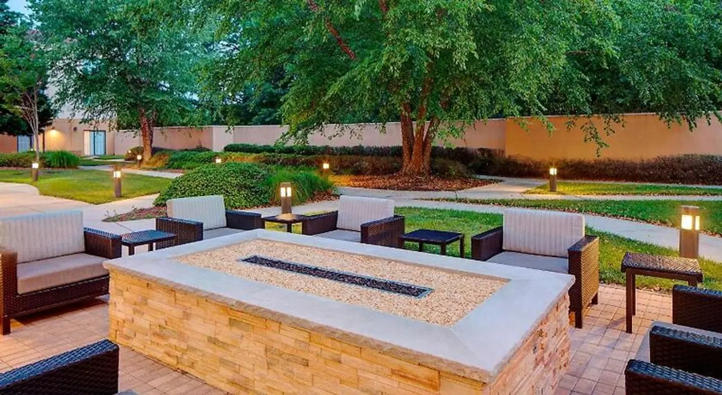 Courtyard by Marriott Richmond Airport Terrasse