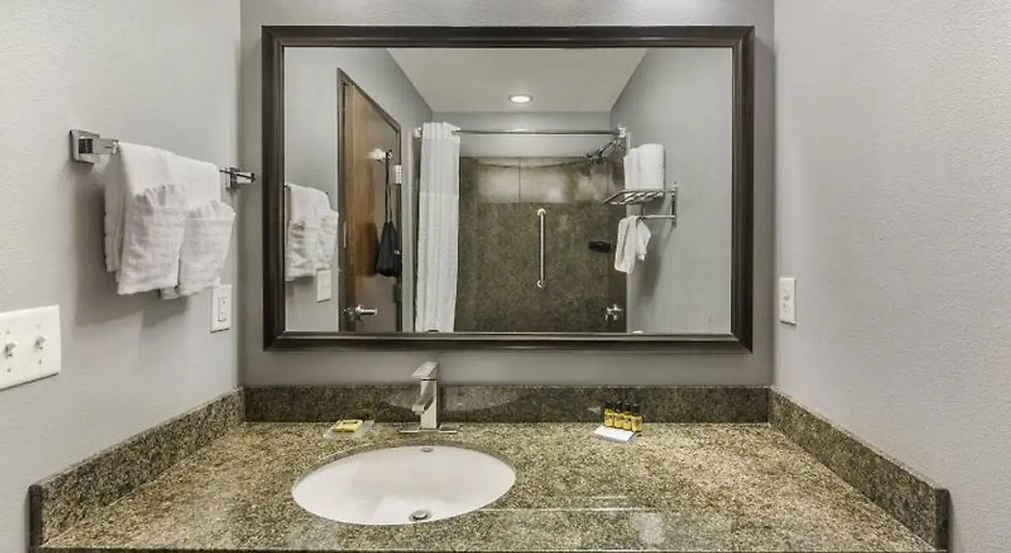 Best Western Plus Williston Hotel & Suites Badezimmer