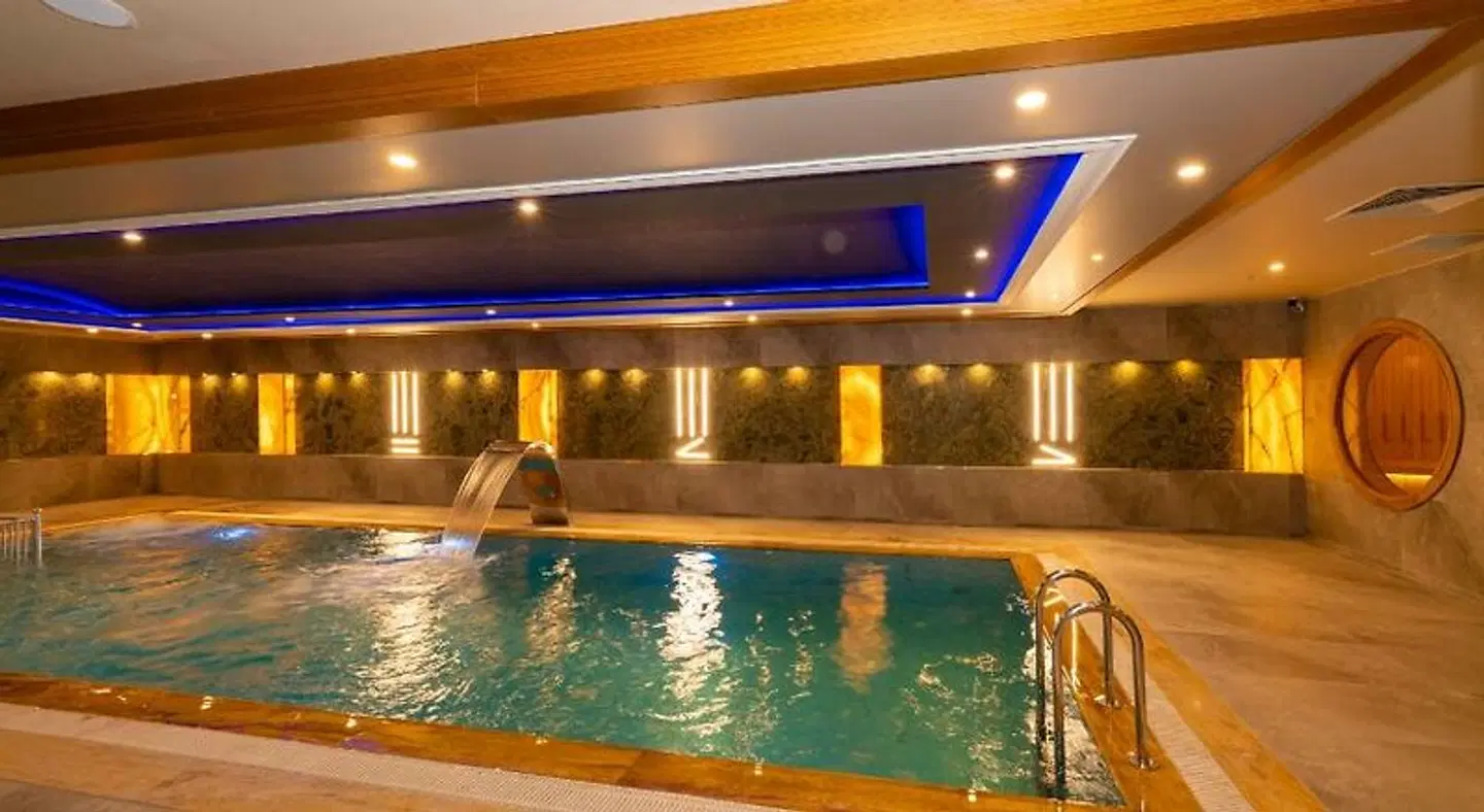 Ramada by Wyndham Istanbul Pera Hallenbad