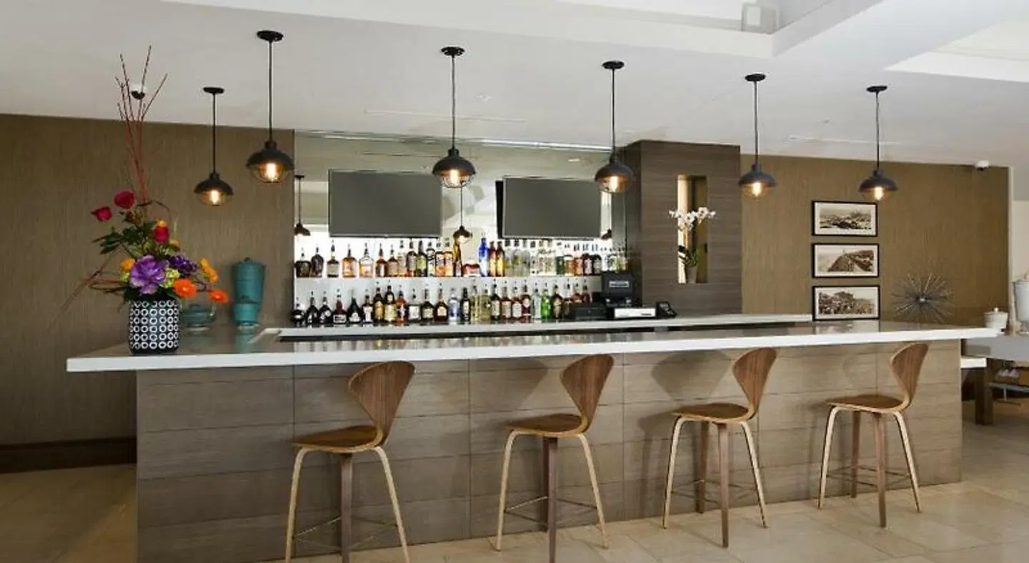 DoubleTree by Hilton Galveston Beach Bar