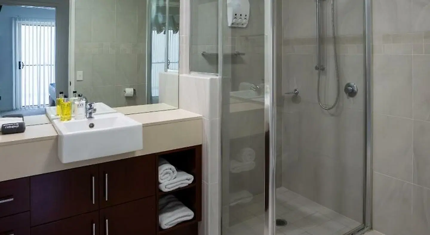 Waters Edge Apartment Cairns Badezimmer