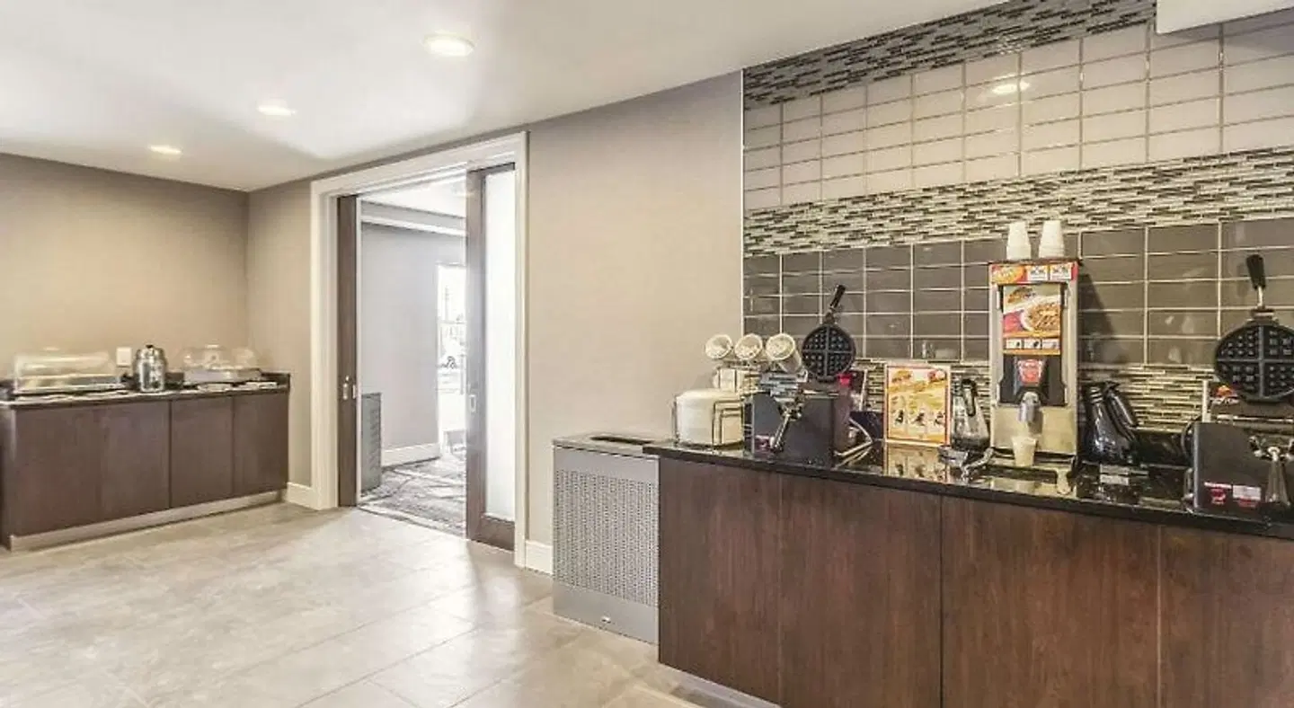 La Quinta Inn & Suites by Wyndham Cleveland - Airport North LOUNGE_LOBBY