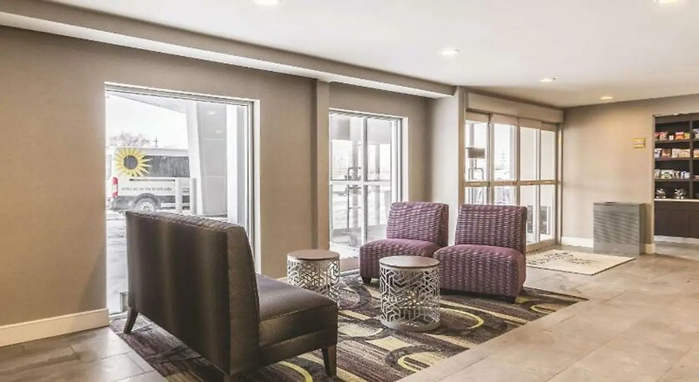 La Quinta Inn & Suites by Wyndham Cleveland - Airport North LOUNGE_LOBBY