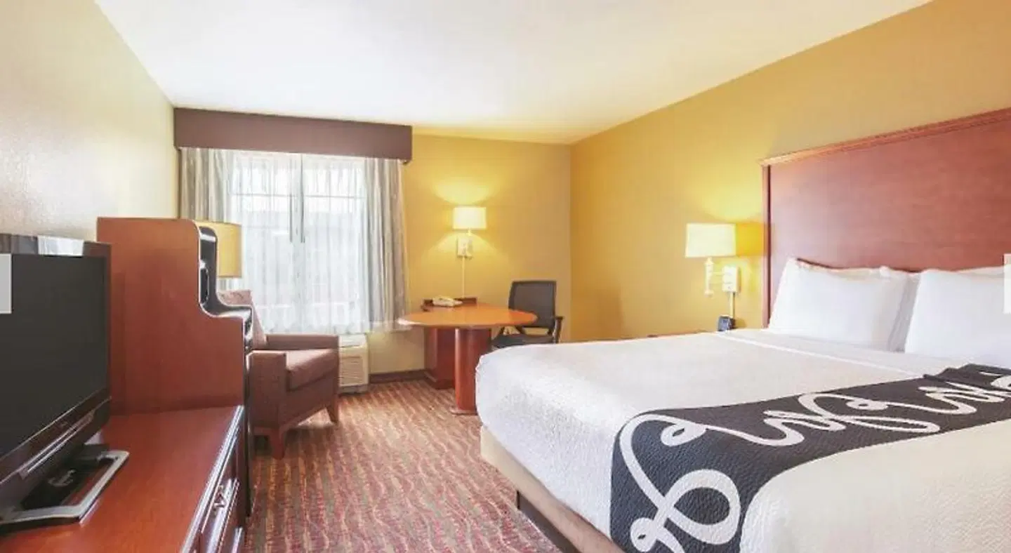 La Quinta Inn & Suites Bentonville ROOM_EXAMPLE