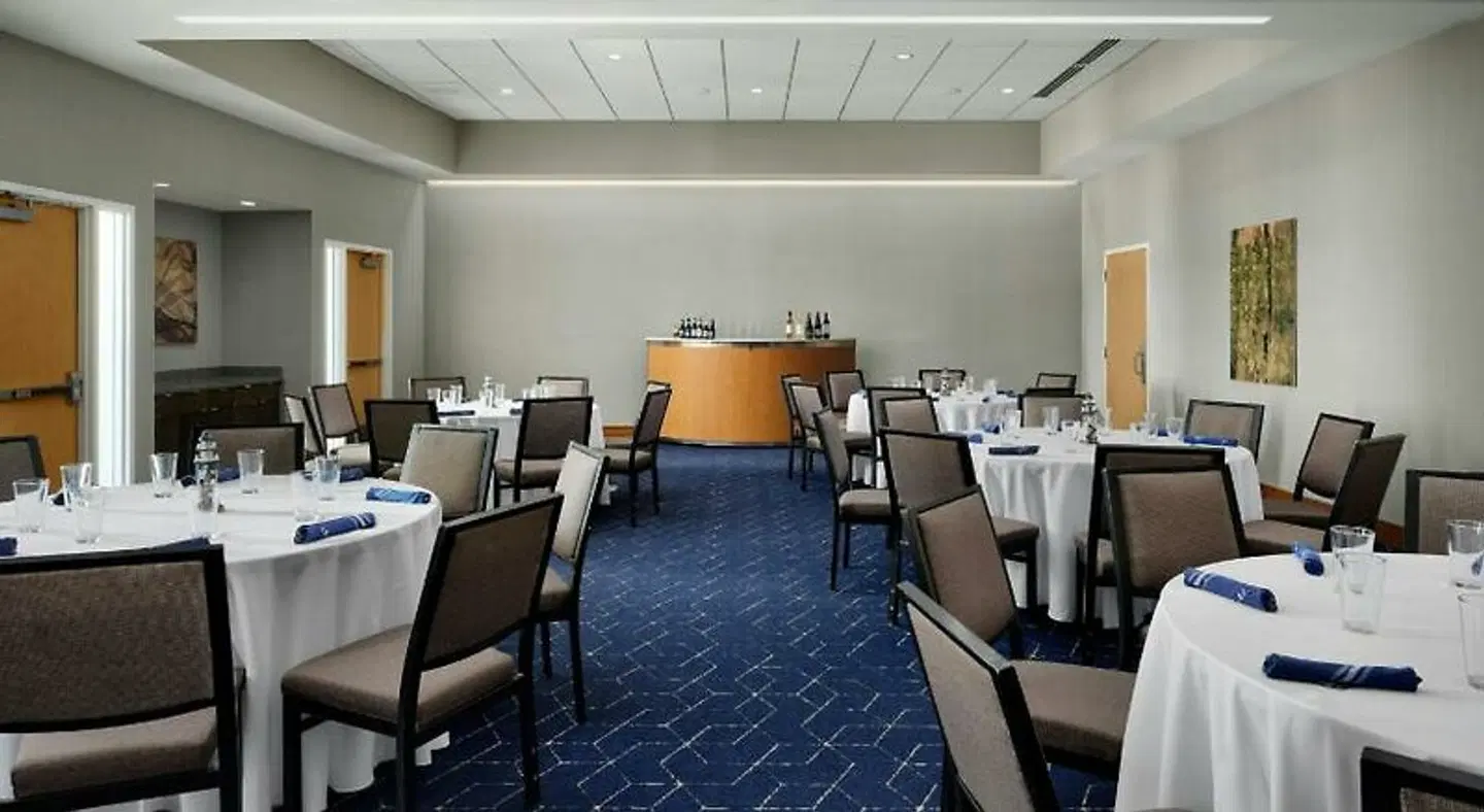 Courtyard by Marriott Erie Bayfront Restaurant