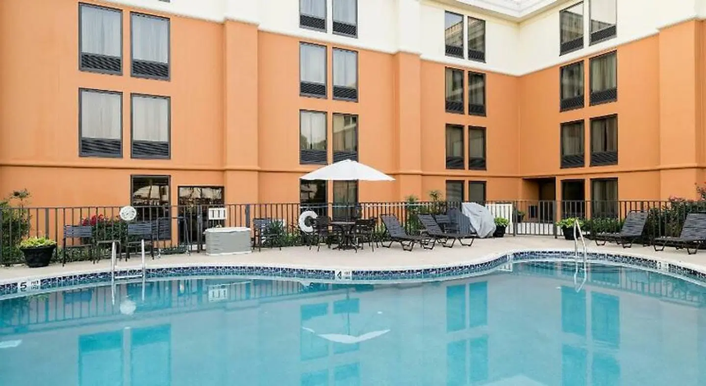 Comfort Inn and Suites Newark OUTDOOR_POOL