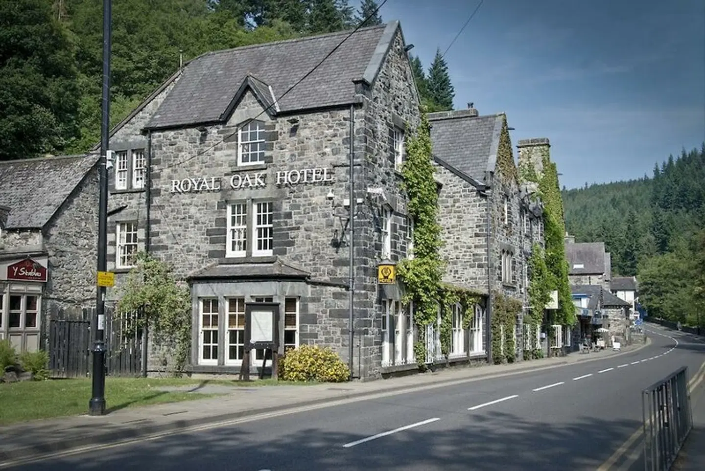The Royal Oak Hotel EXTERIOR