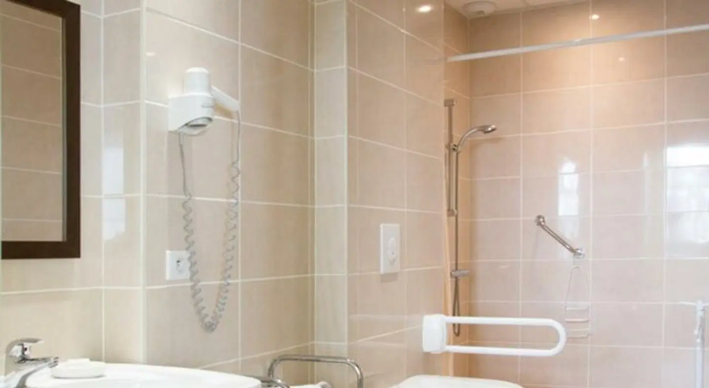 Hostellerie De La Roseraie Badezimmer