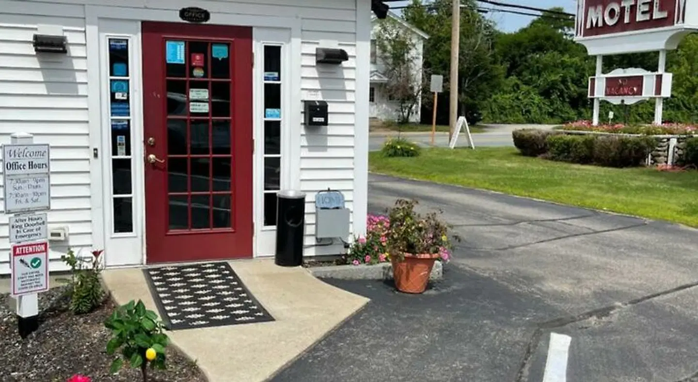 Colonial Motel EXTERIOR
