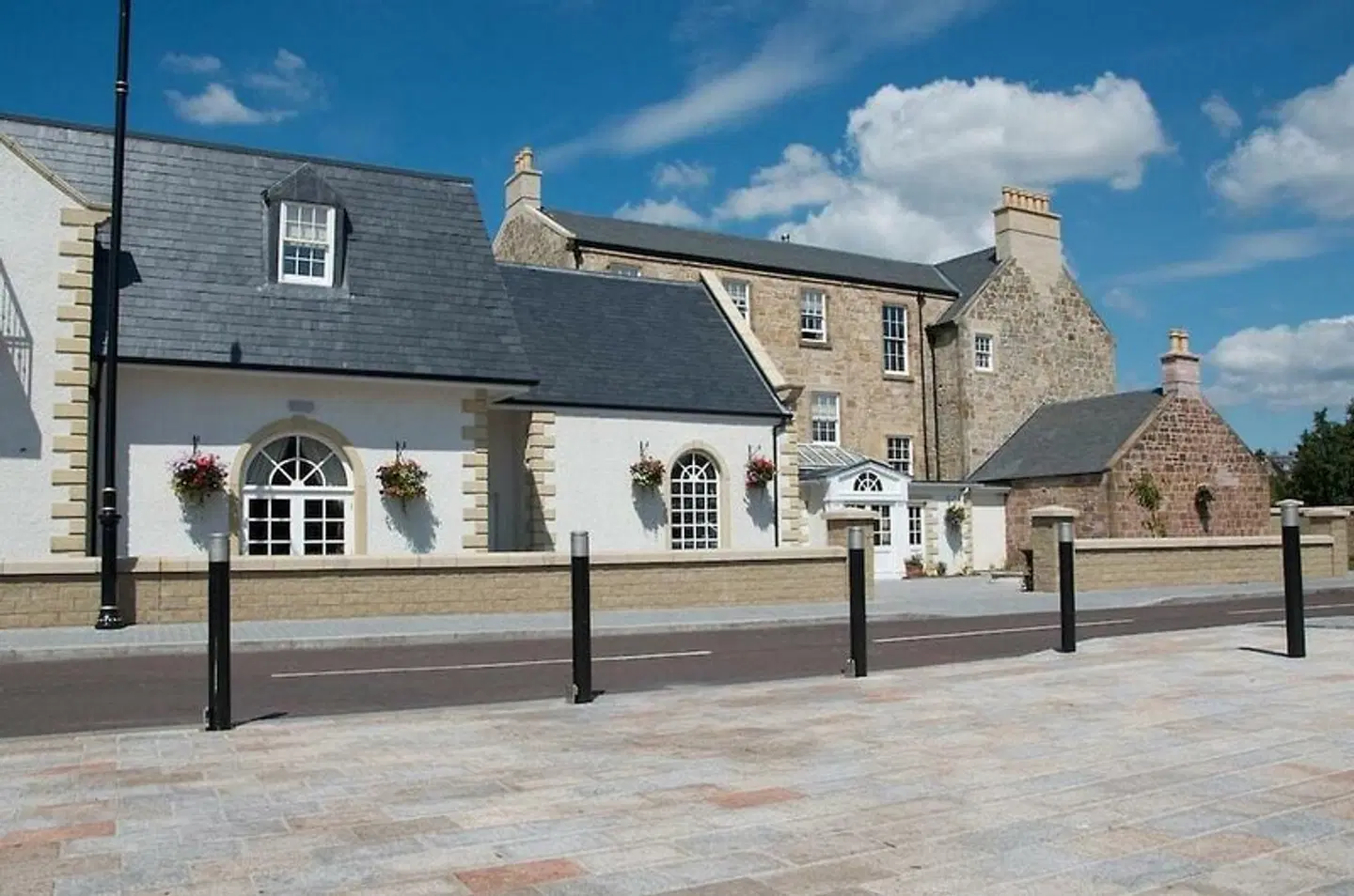Dumfries Arms Hotel EXTERIOR