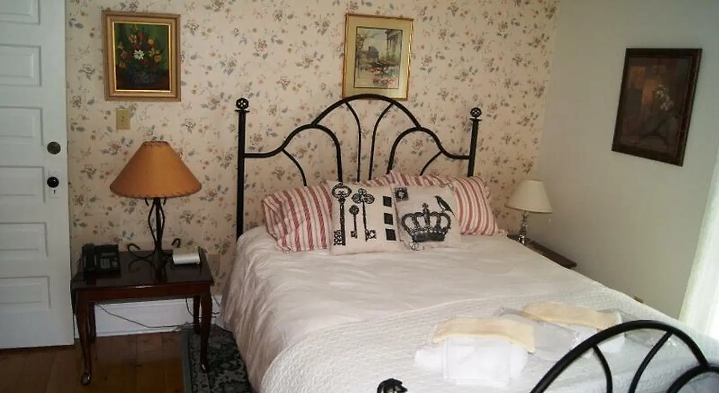 Ye Olde Walkerville Bed & Breakfast ROOM_EXAMPLE