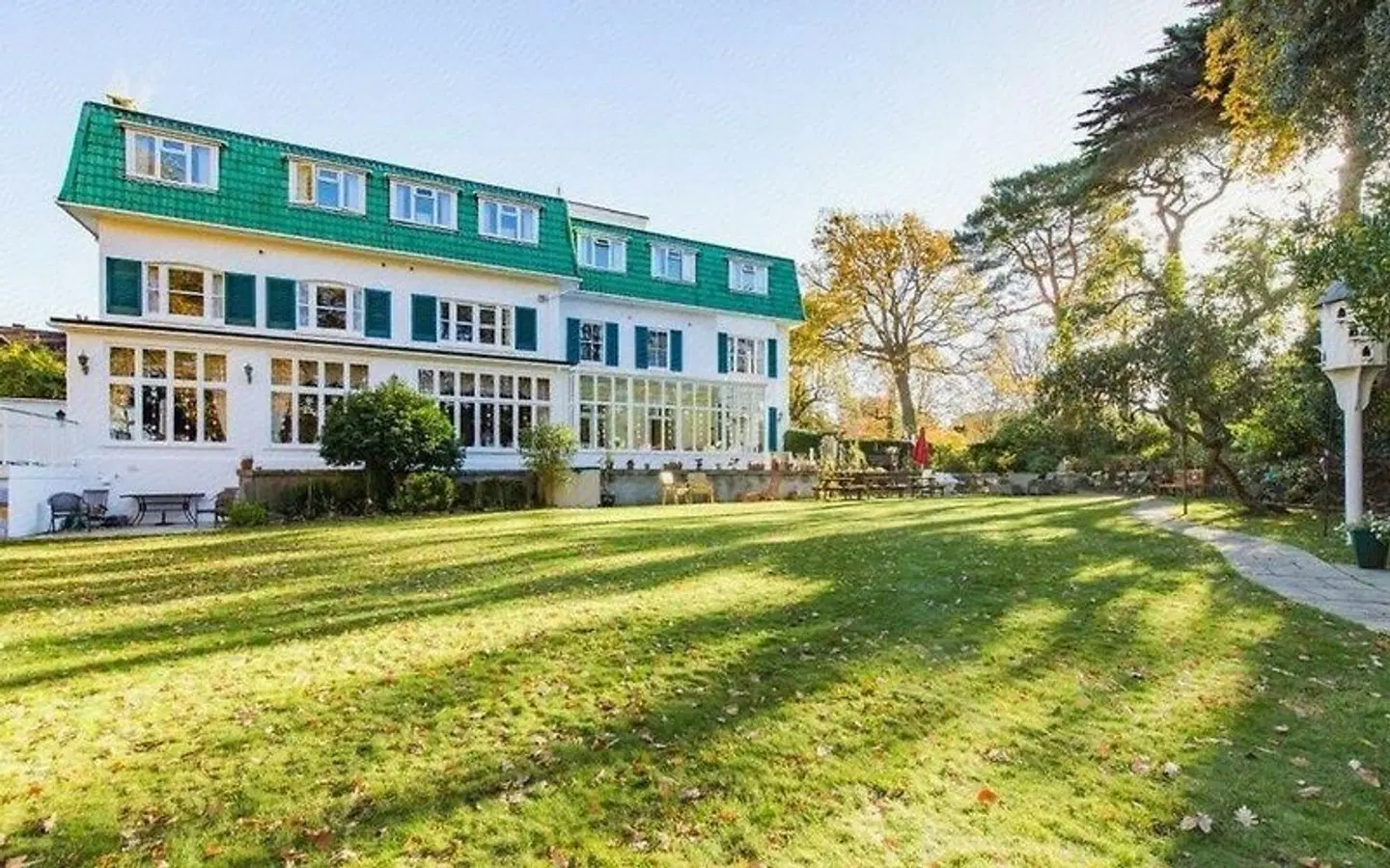 THE GROVE HOTEL EXTERIOR