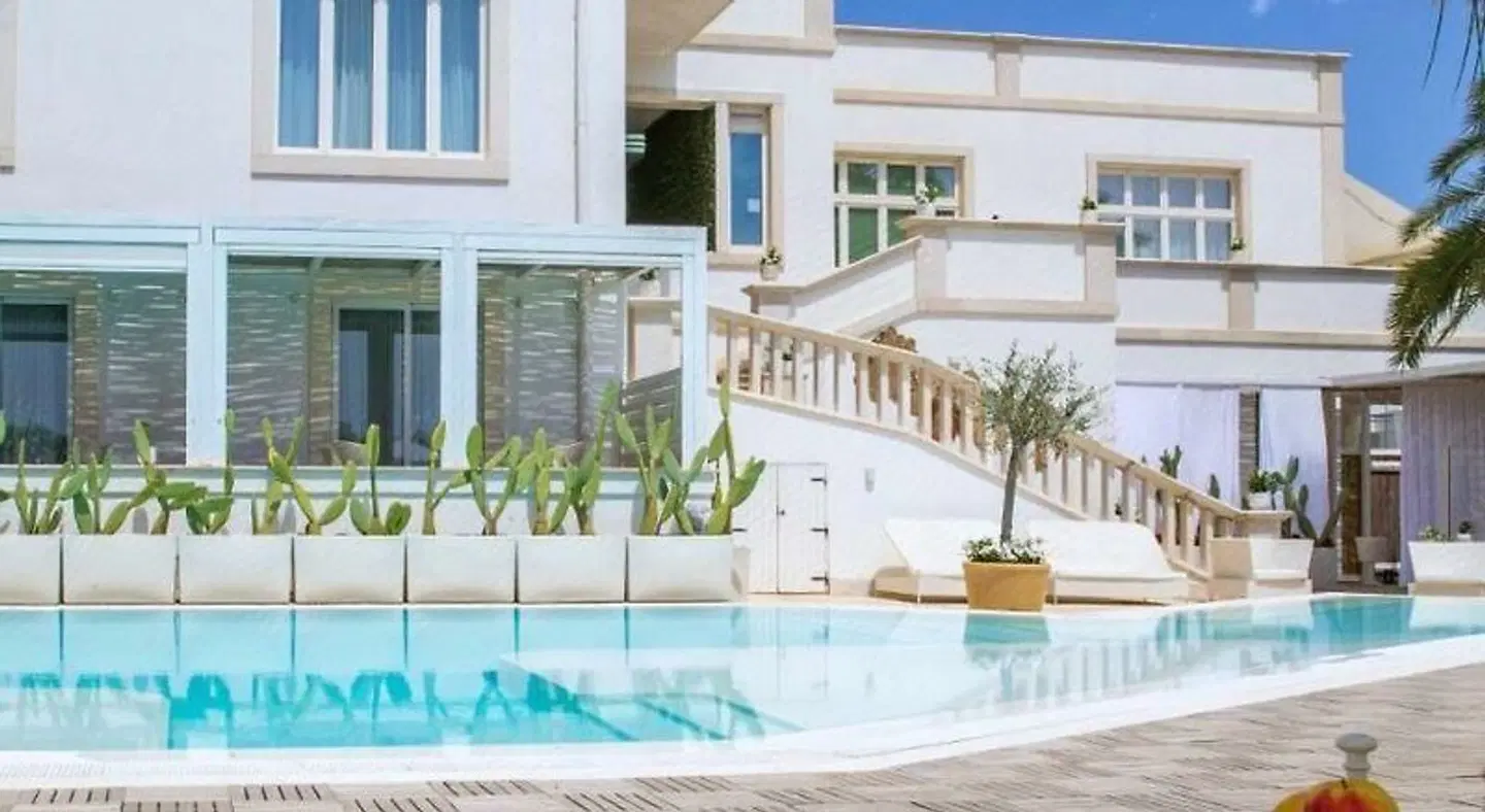 Bianco Riccio Suite Hotel OUTDOOR_POOL