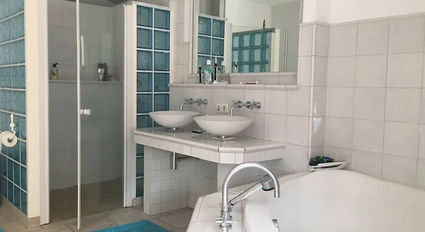 Schonste Lage am Rhein in unmittelbarer Stadtnahe, B & B Badezimmer
