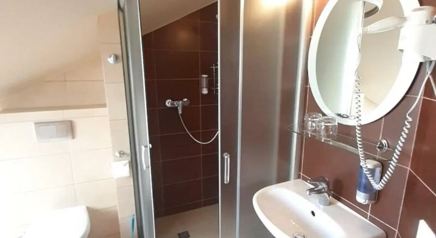 Hotel Tenisas Badezimmer