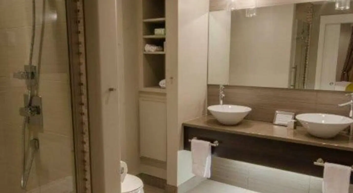 Around the Sea Rotating House, Suites & Tours Badezimmer