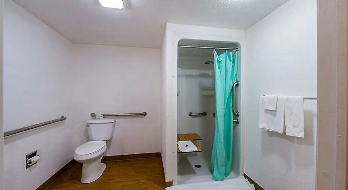 Motel 6 Boerne, TX Badezimmer