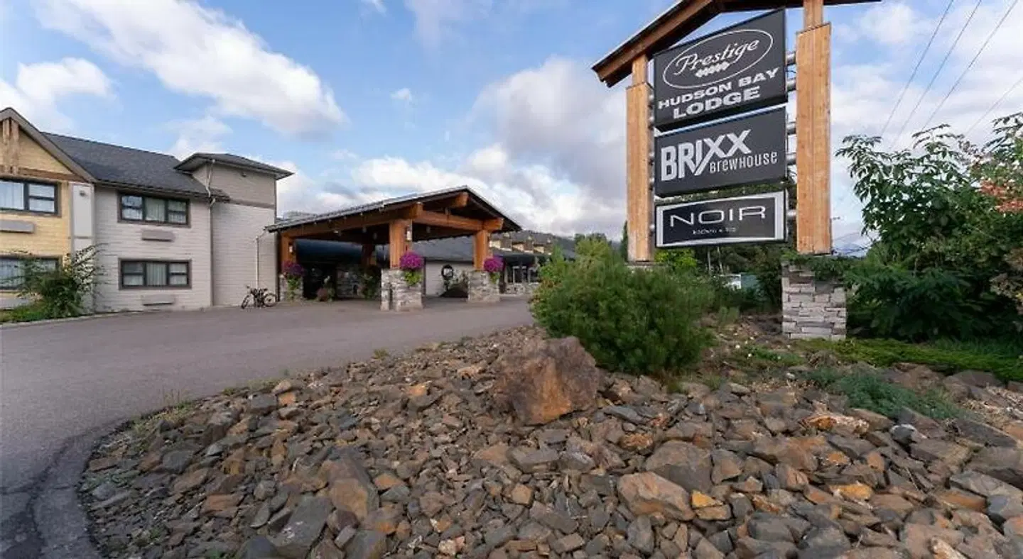 Prestige Hudson Bay Lodge EXTERIOR