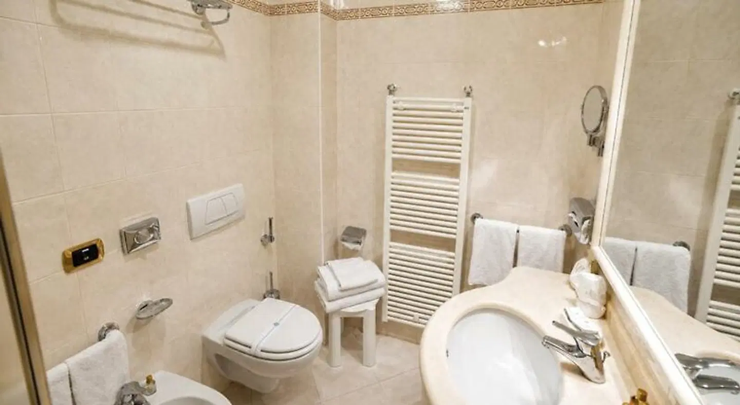 Dei Medaglioni Badezimmer