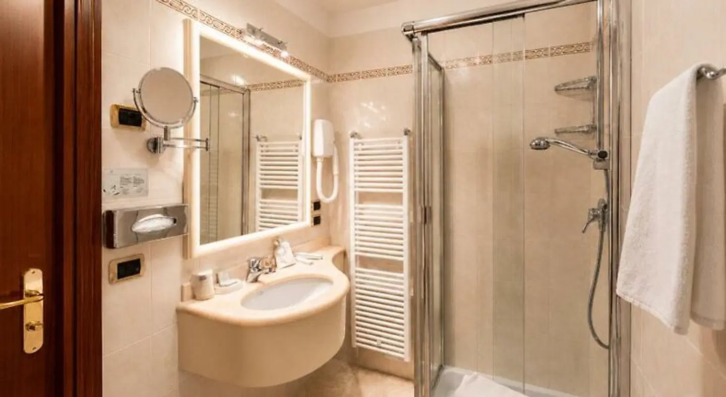 Dei Medaglioni Badezimmer