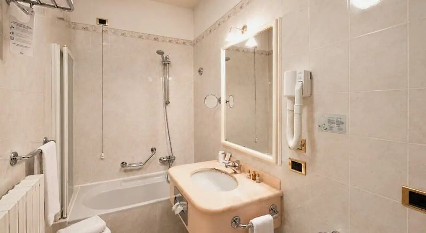Dei Medaglioni Badezimmer